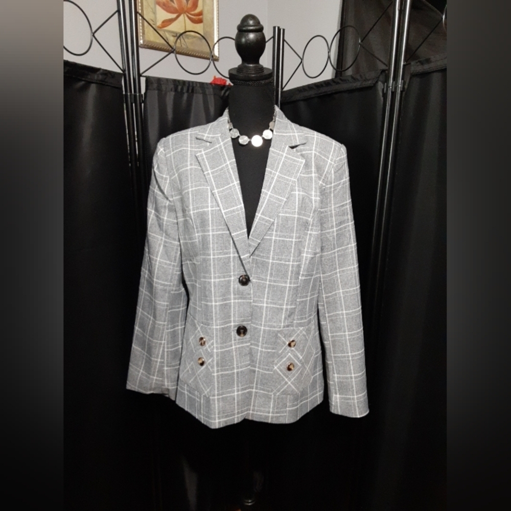 Modful NWT Women's Gray White Stripe Blazer with Button Details Size M OFFICE